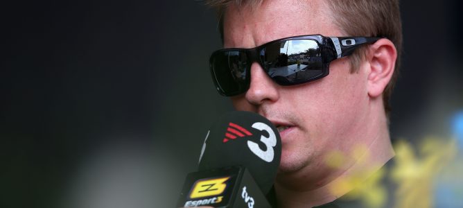 Kimi Räikkönen atiende a los medios