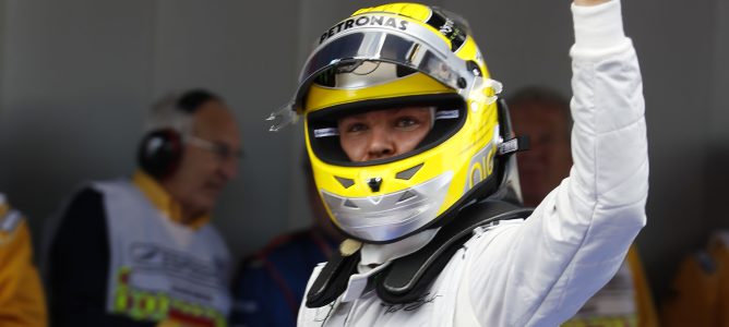 Nico Rosberg saluda tras lograr la pole