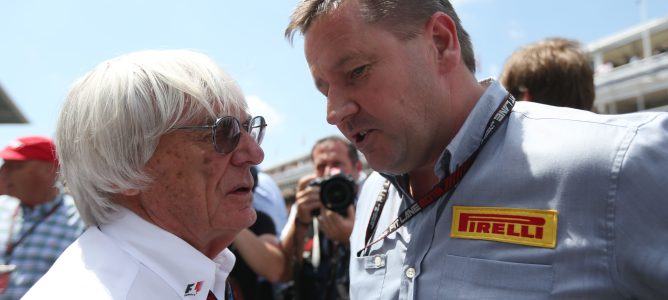 Paul Hembery habla con Bernie Ecclestone en Barcelona