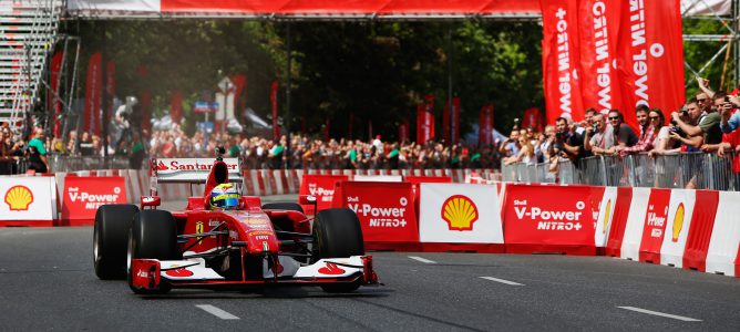 Felipe Massa se exhibe en Varsovia
