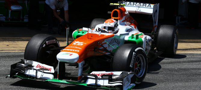 Adrian Sutil sale de boxes en Barcelona