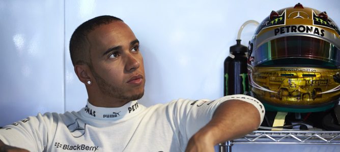 Lewis Hamilton en el box de Mercedes