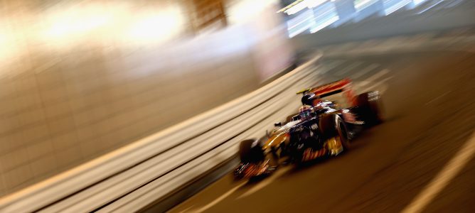 Daniel Ricciardo pasa por el trúnel de Mónaco