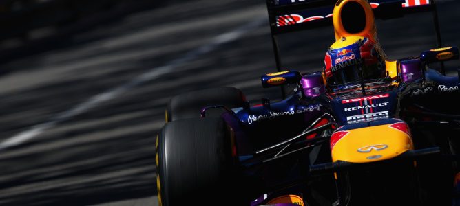 Mark Webber rueda en el Principado de Mónaco 