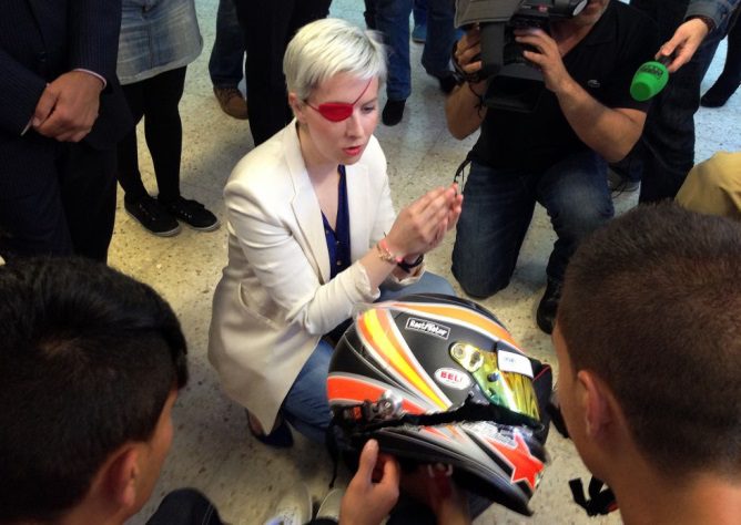 María de Villota muestra el casco con el que tuvo el accidente en Duxford