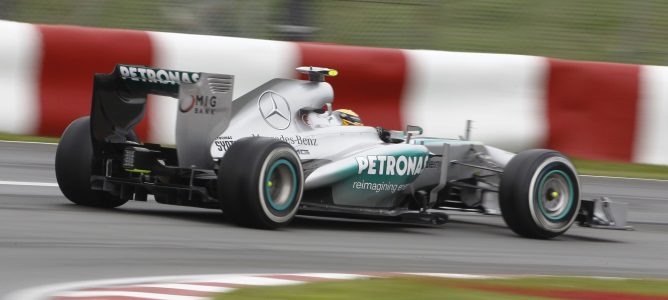 Lewis Hamilton en una curva del Gilles-Villeneuve