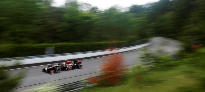 Romain Grosjean a través de las hojas de los árboles que rodean el Circuito Gilles Villeneuve