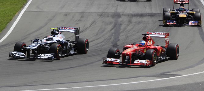 Valtteri Bottas lucha con Fernando Alonso