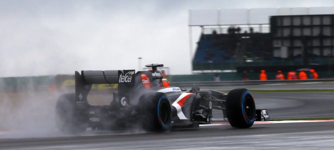 Nico Hülkenberg bajo la lluvia del trazado de Silverstone en los libres 1 del GP de Gran Bretaña