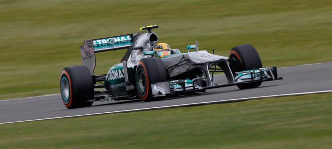 Lewis Hamilton: "Va a ser duro mantener detrás a Vettel, pero vamos a darlo todo"