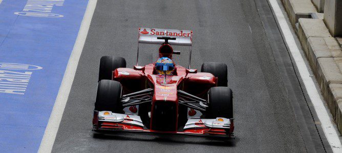 Fernando Alonso sale de boxes para tratar conseguir una buena vuelta