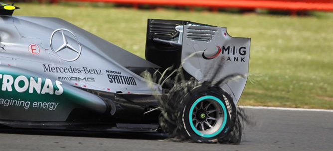 El neumático destrozado del Mercedes de Lewis Hamilton en Silverstone