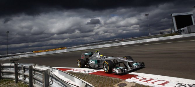 Nico Rosberg bajo el cielo gris en Nürburgring 2011