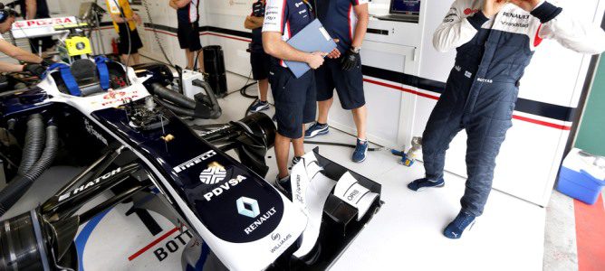 Susto en Williams: un fallo en el KERS de Pastor Maldonado provoca una humareda en el box