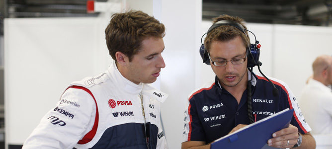 Dani Juncadella junto a su ingeniero de Williams en los test de Silverstone 2013