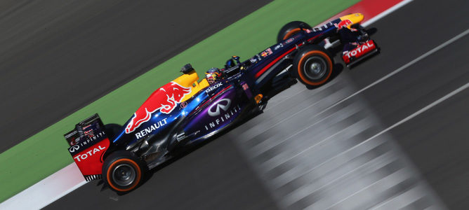 Carlos Sainz Jr. pilota el Red Bull RB9 en los test de jóvenes pilotos de Silverstone 2013