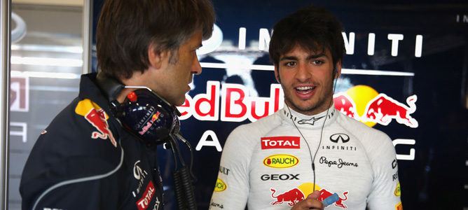 Carlos Sainz Jr. en el box antes de subirse al Red Bull RB9