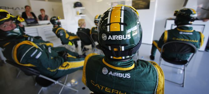 Los mecánicos de Caterham observan la carrera