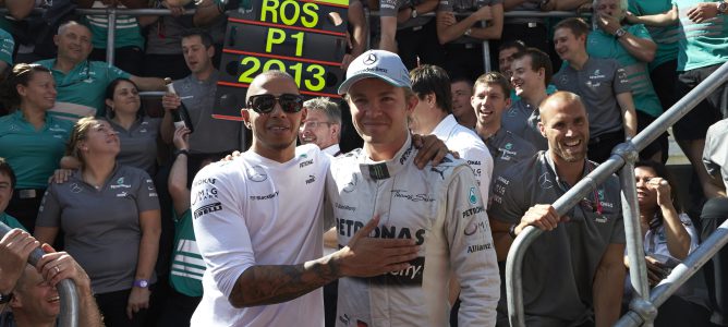 Lewis Hamilton y Nico Rosberg juntos en una celebración