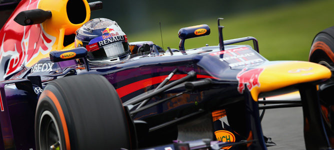 Vettel, más líder, tras ganar el GP de Bélgica 2013 por delante de Alonso