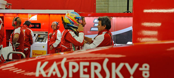 Niki Lauda aconseja a Alonso "motivar constantemente a la gente" de Maranello