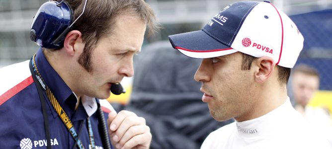 Pastor Maldonado habla con su ingeniero en Monza