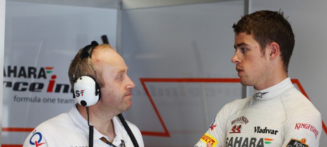 Paul di Resta habla con un ingeniero de Force India