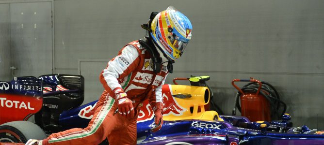 Fernando Alonso se baja del coche en Singapur
