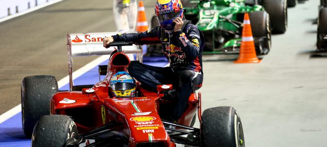 Mark Webber regresa a boxes subido en el monoplaza de Fernando Alonso