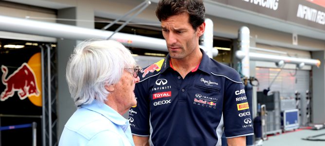 Bernie Ecclestone habla con Mark Webber