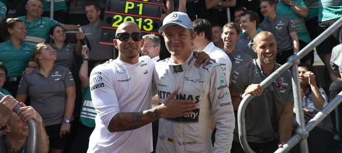 Lewis Hamilton y Nico Rosberg junto al equipo Mercedes