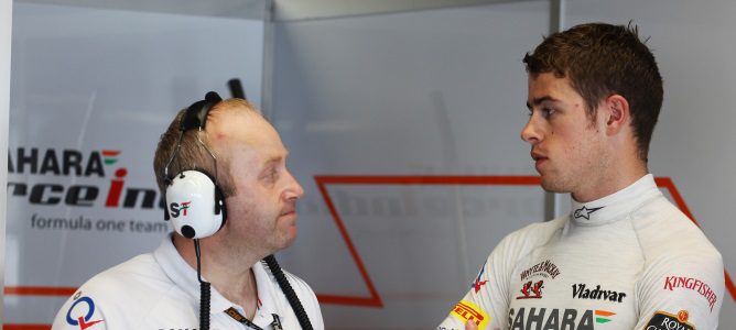 Paul di Resta habla con un ingeniero