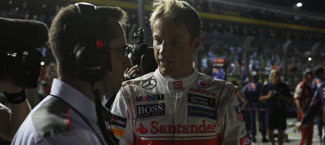 Jenson Button habla con un ingeniero de McLaren