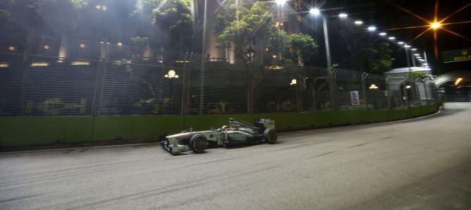 Lewis Hamilton avanza en Singapur