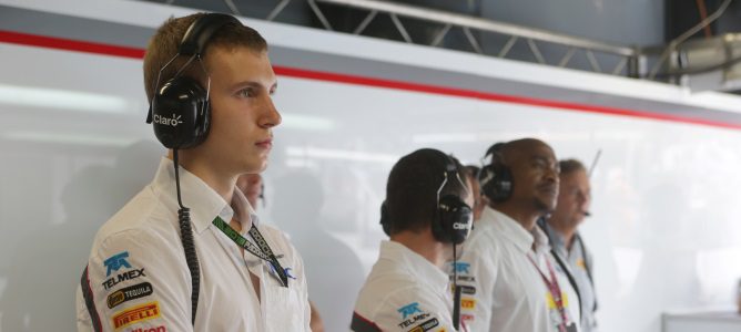 Sergey Sirotkin en el box de Sauber