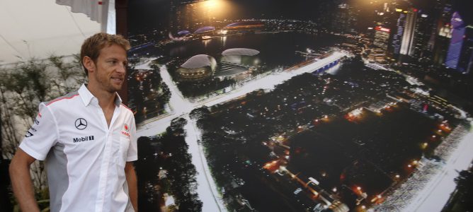 Jenson Button entra en el paddock de Singapur