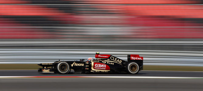 Romain Grosjean pasa junto a las gradas vacías de Corea 2013