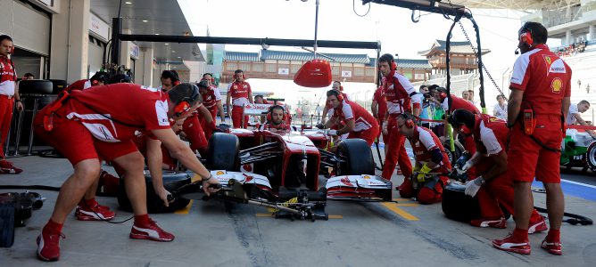 El equipo Ferrari trabaja en Corea