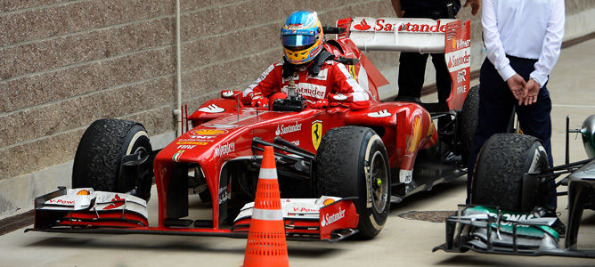 Fernando Alonso se baja de su Ferrari al final de la carrera