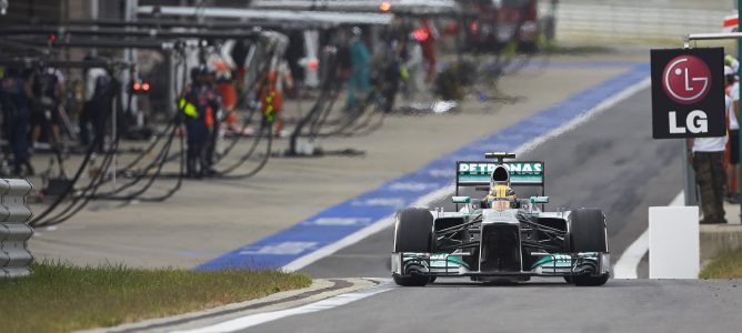 Lewis Hamilton sale de boxes en Corea