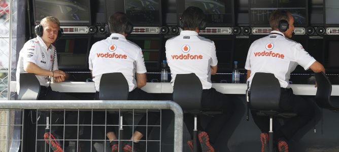 Kevin Magnussen en el muro de McLaren
