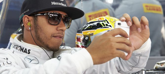 Lewis Hamilton en el box de Mercedes