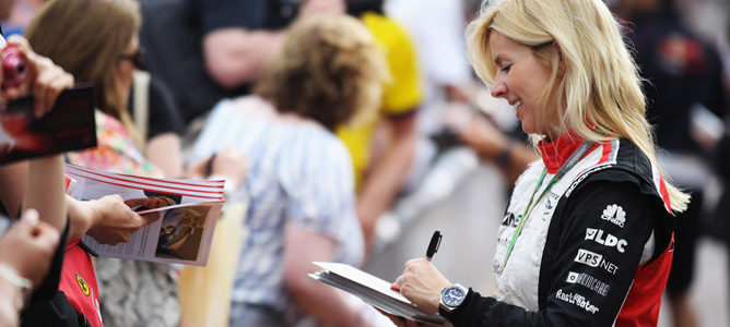 María de Villota firmando autógrafos en su etapa en Marussia