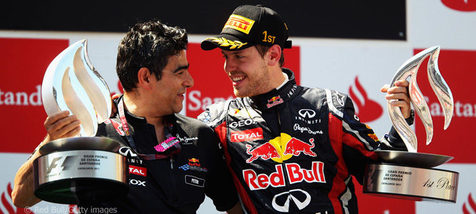 Peter Prodromou junto a Sebastian Vettel en lo más alto del podio