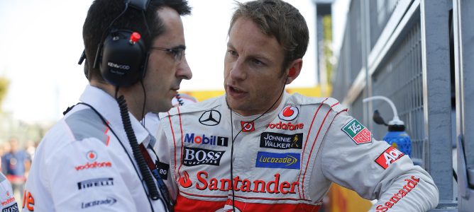 Jenson Button habla con su ingeniero en Japón