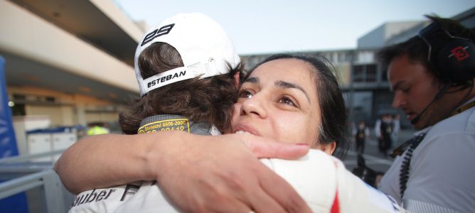 Esteban Gutiérrez se abraza a Monisha Kaltenborn