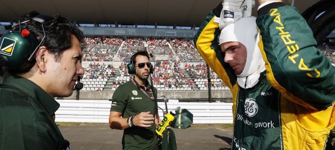 Giedo van der Garde se quita el casco