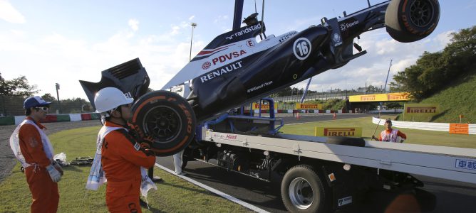 La grúa retira el coche de Maldonado de la pista