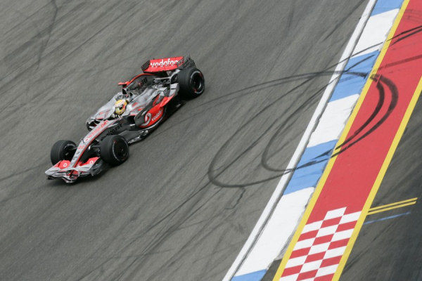 Hamilton vuelve  ser primero en la segunda sesión de entrenamientos