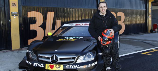Robert Kubica posa junto a un Mercedes del DTM en Cheste